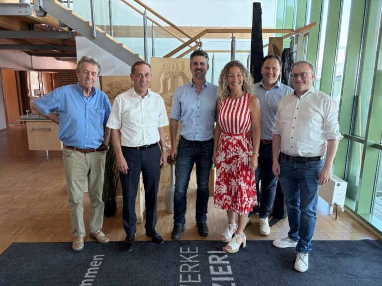 Vom Baumstamm bis zum Premium Pallet – MdB Hans Koller besuch die Holzwerke Weinzierl
