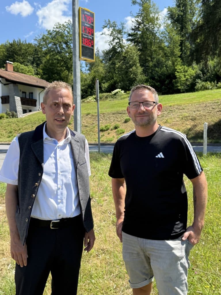 MdB Hans Koller informiert sich über Spritpreise an der freien Tankstelle Putz in der Passauer Innstadt