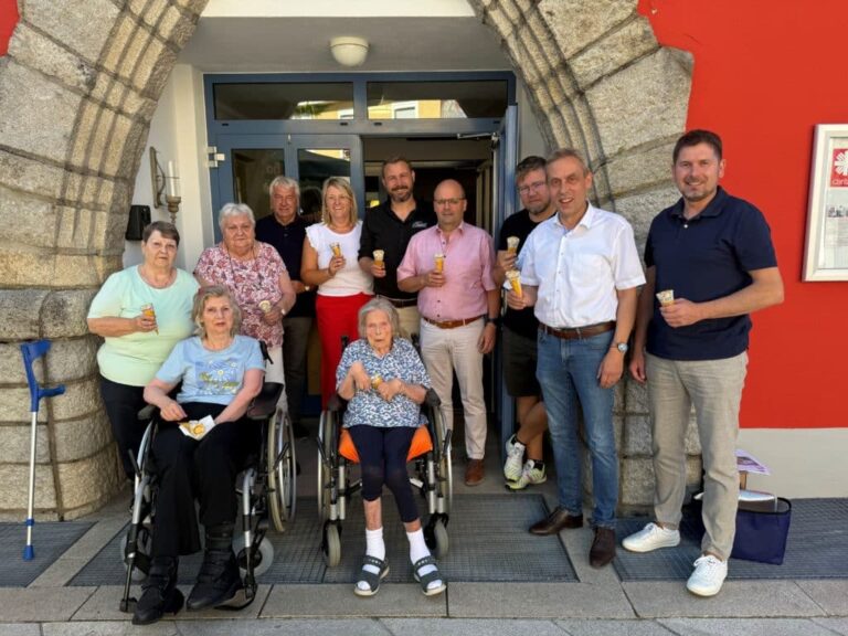 MdB Hans Koller sorgt im Caritas Seniorenheim St. Josef Hauzenberg für Erfrischung