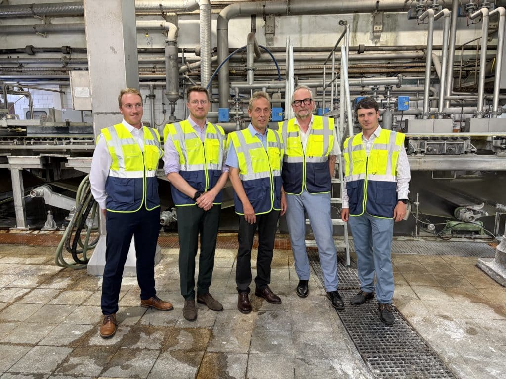 Ein Blick hinter eine Industrie, die unseren Alltag prägt – MdB Hans Koller besucht Pfleiderer in Teisnach