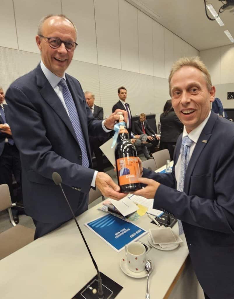MdB Hans Koller gratuliert Bundeskanzler Merz mit „Granit-Weiße“ aus Hauzenberg